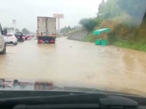 Sel nedeniyle E-5 karayolu iki yönlü trafiğe kapandı