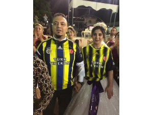 Mardinli gelin ve damat düğünde Fenerbahçe forması girdi