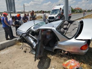 Aksaray’da otomobil direğe çarptı: 3 ölü