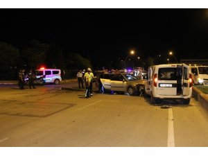 Otomobil, sivil polis aracına çarptı: 2 polis yaralandı