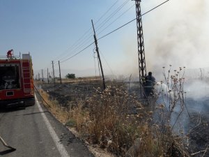 Saman yangını köye sıçradı vatandaşlar paniğe kapıldı