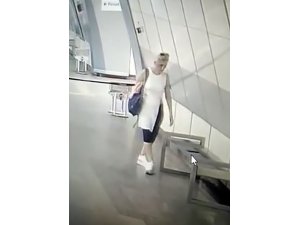İstanbul’da metro istasyonunda telefon çalan kadın hırsız kamerada