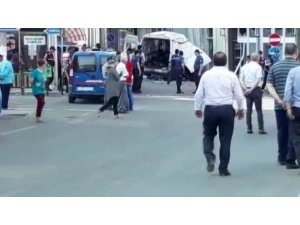 Edirne’nin Meriç ilçesinde Jandarmanın dur ihtarına uymayan içerisinde 40’ın üzerinde göçmenin bulunduğu panelvan araç jandarmadan kaçarken kaza yaptı:11 ölü, çok sayıda yaralı var.