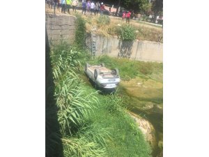 Antalya’da kontrolden çıkan otomobil dereye uçtu: 1 yaralı