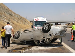 Tekeri patlayan otomobil takla attı: 8 yaralı