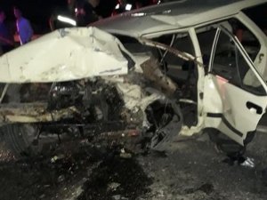 İzmir’de 3 otomobilin karıştığı trafik kazasında 1 kişi öldü, 2 kişi yaralandı