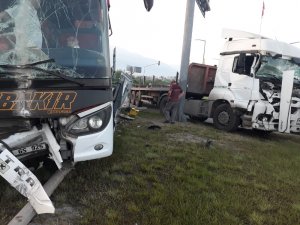 Hatay’da yolcu otobüsü tırla çarpıştı: 7 yaralı