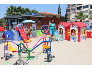 Büyükşehir belediyesinden çocuklar için sahilde oyun alanı
