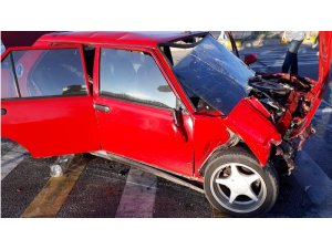 Otomobil kırmızı ışıkta bekleyen araca çarptı: 3 yaralı