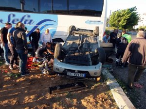 Yolcu otobüsü ile otomobil çarpıştı: 3 yaralı