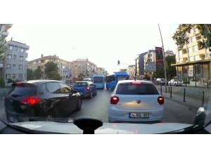 Maltepe’de minibüsçülerin yolcu kapmak için yarıştığı anlar kamerada