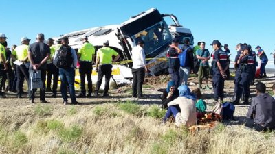 Aksaray'da yolcu otobüsü devrildi:41 yaralı