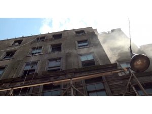 Beyoğlu’nda yanan binadan yere düşen cam parçaları paniğe neden oldu