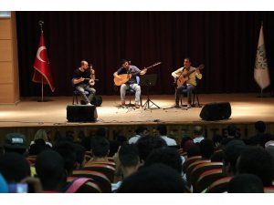 Uluslararası öğrenciler türkülerle keyifli dakikalar yaşadı