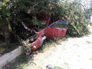 Otomobil çarptığı ağacın altında kaldı: 3 yaralı