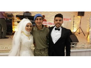 Asker kardeşi sürpriz yapıp düğüne askeri kamuflajla katıldı