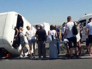 Turistleri taşıyan otobüs devrildi: Yaralılar var...