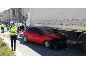 Zincirleme trafik kazasında tır sürücüsünün dikkati faciayı önledi