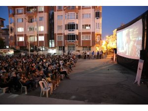 Burdur’da sinema salonları sokaklara kuruldu