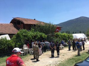 Burdurlu şehidin evi Türk bayraklarıyla donatıldı