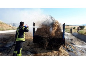 Karaman’da saman yüklü römork yandı