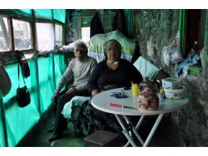 Kars’ta yaşlı çiftin tek odada yaşam mücadelesi