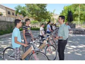 LGS’de başarılı öğrencilere bisiklet