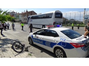 Servis otobüsüne çarpan bisiklet sürücüsü çocuk yaralandı