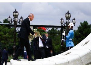 Cumhurbaşkanı Erdoğan, şehitler anıtına çiçek bıraktı