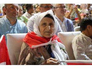 106 yaşında demokrasi nöbetine katıldı