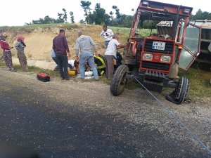 Arpa balyası yüklü traktör devrildi, 1 kişi yaralandı