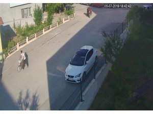Motosiklet hırsızları güvenlik kamerasına yansıdı