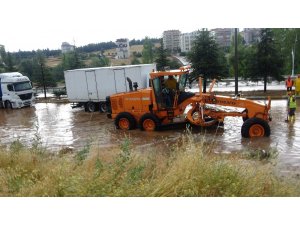 Uşak-İzmir karayolu yağış nedeniyle trafiğe kapandı