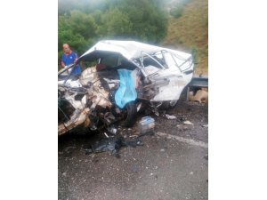 Isparta-Konya karayolu üzerinde 2 aracın çarpışması sonucu meydana gelen kazada ilk belirlemelere göre 3 kişi öldü, 1 kişi yaralandı.