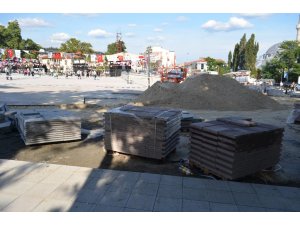 Tekirdağ Büyükşehir Belediyesi yapımı tamamlanmayan meydanın açılışını yaptı