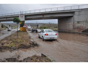 Afyonkarahisar-İzmir karayolunda biriken su uzun araç kuyrukları oluşturdu
