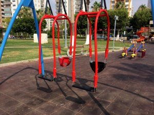 Büyükşehir Belediyesi, parklardaki oyun gruplarını yeniliyor