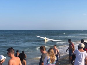ABD’de arızalanan uçak okyanus kıyısına acil iniş yaptı