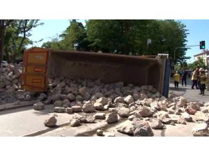 Üsküdar’da kasasına taş yüklenen hafriyat kamyonu yola devrildi. Yayalar taşların altında kalmaktan sona anda kurtuldu.