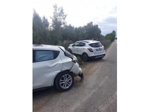 Lüks araçlar kavşakta çarpıştı: 3 yaralı