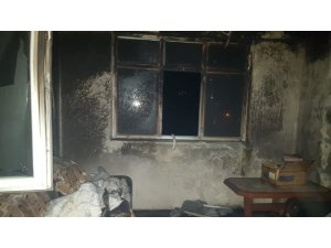 Evin iki odası yangında kül oldu