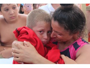 Kayıp oğluna kavuşan öğretmen annenin mutluluk gözyaşları