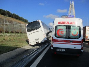 Kuzey Marmara otoyolunda tekeri patlayan otobüs bariyerlere çıktı: 5 yaralı