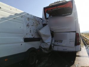 Kamyonet yolcu otobüsüne çarptı: 1 yaralı