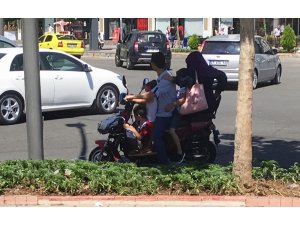 5 kişilik ailenin motosikletle tehlikeli yolculuğu