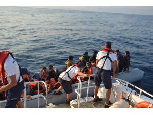 Kuşadası Körfezi’nde 28’i çocuk 77 kaçak göçmen yakalandı