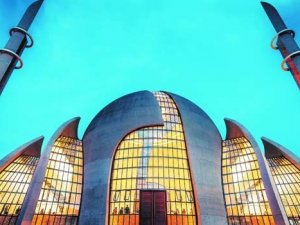 Almanya'da camiye bombalı tehdit!