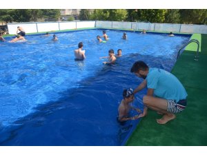 Selendi’de bakanlığın ücretsiz yüzme kursuna büyük ilgi