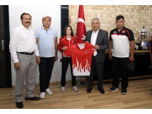 Avrupa 3.’sü Eda Nur Ersoy, Belediye Başkanı Mehmet Zeybek’i ziyaret etti