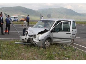 Ardahan’da kamyonet ile otomobil çarpıştı: 8 yaralı